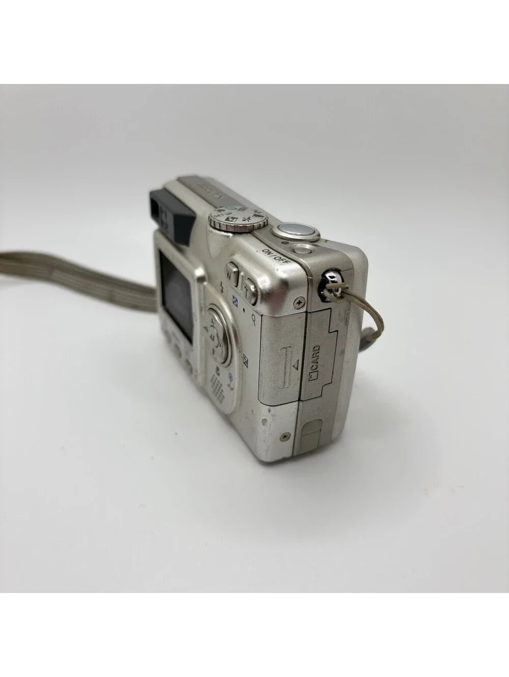Nikon Digital Camera COOLPIX 5200 Silver No Battery Turns On Cracked Screen C139